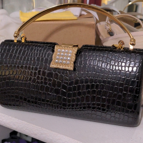 Small Black Crossbody w/brass tone hardware - Picture 8 of 9